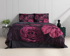 Bed met dekbedovertrek met grote rode rozen en bloemen op een donkere ondergrond, met bijpassende kussenslopen