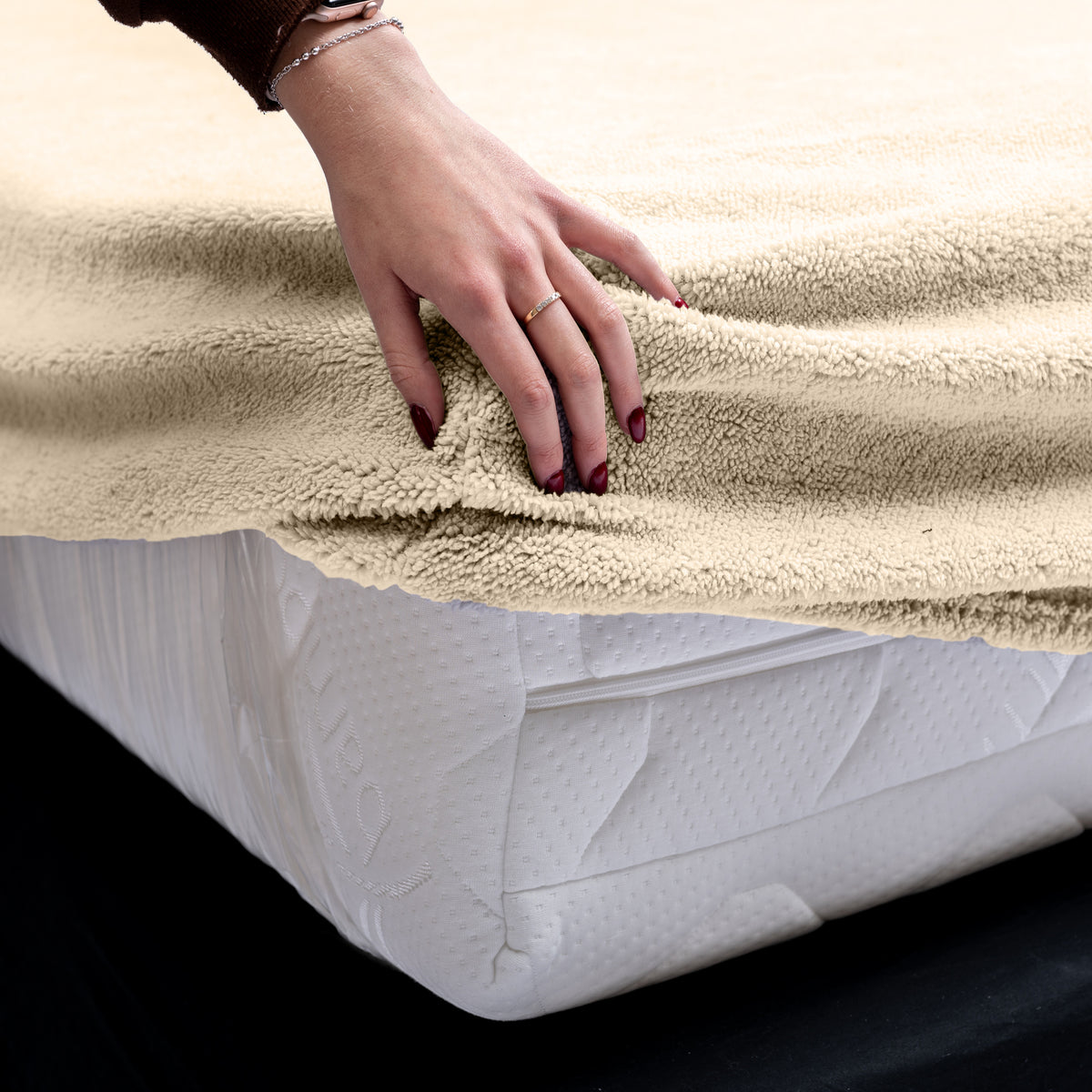 Hoeslaken teddy polyester taupe 180 x 200 cm, hoekhoogte 30 cm, voor de slaapkamer