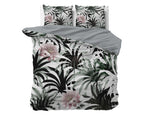 Wit dekbedovertrek met tropische print van zwarte en groene palmbladeren en roze bloemen, grijze achterzijde, twee kussens
