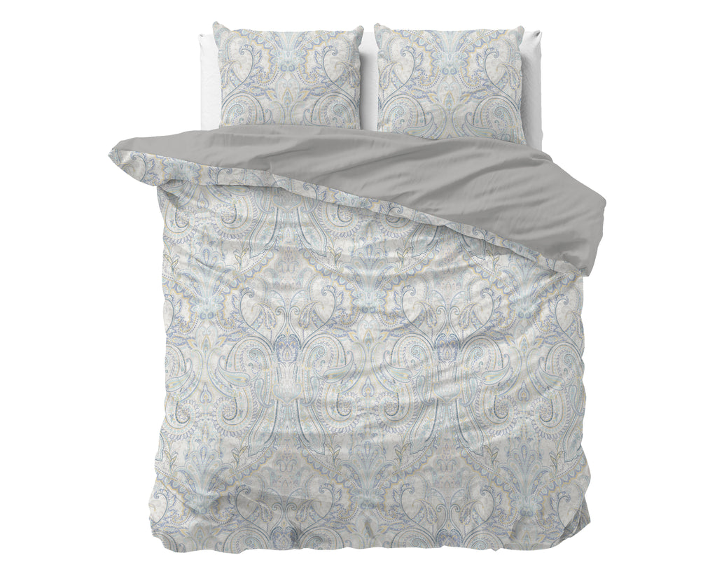 Grijs dekbedovertrek met paisleyprint in blauw en crème, met twee bijpassende kussens en omgeslagen effen grijze achterzijde
