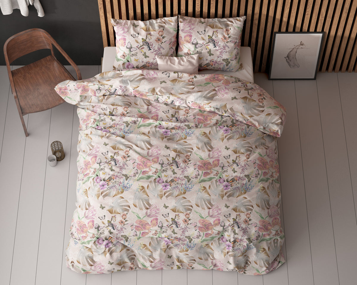 Bed met roze dekbedovertrek met bloemen-, vlinder- en bladprint en bijpassende kussens, voor een houten lamellenwand
