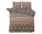 Bruin dekbedovertrek met sierlijk bohemian motief in roze, groen en beige, met twee bijpassende kussenslopen op een bed