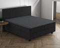 Antracietkleurig topper hoeslaken op een boxspring met hoofdbord in een slaapkamer met visgraatvloer