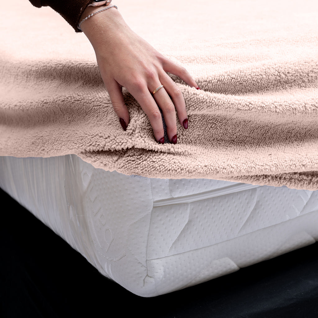 Hoeslaken teddy polyester roze 180 x 200 cm, hoekhoogte 30 cm, voor de slaapkamer
