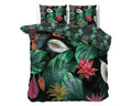 Groen dekbedovertrek met tropische print van bladeren en kleurrijke bloemen, met twee bijpassende kussens