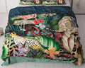 Dekbedovertrek met jungleprint van cheeta's, flamingo, tropische bladeren en bloemen op een bed, met blauwe achterkant