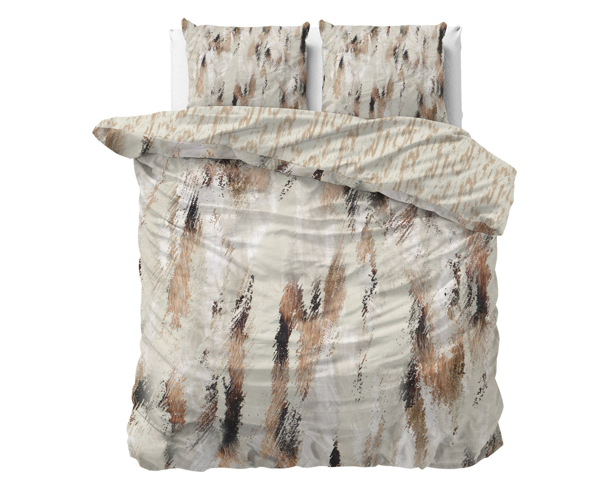 Dekbedovertrek met abstracte penseelstreken in beige, bruin en zwart, met twee bijpassende kussens op een bed