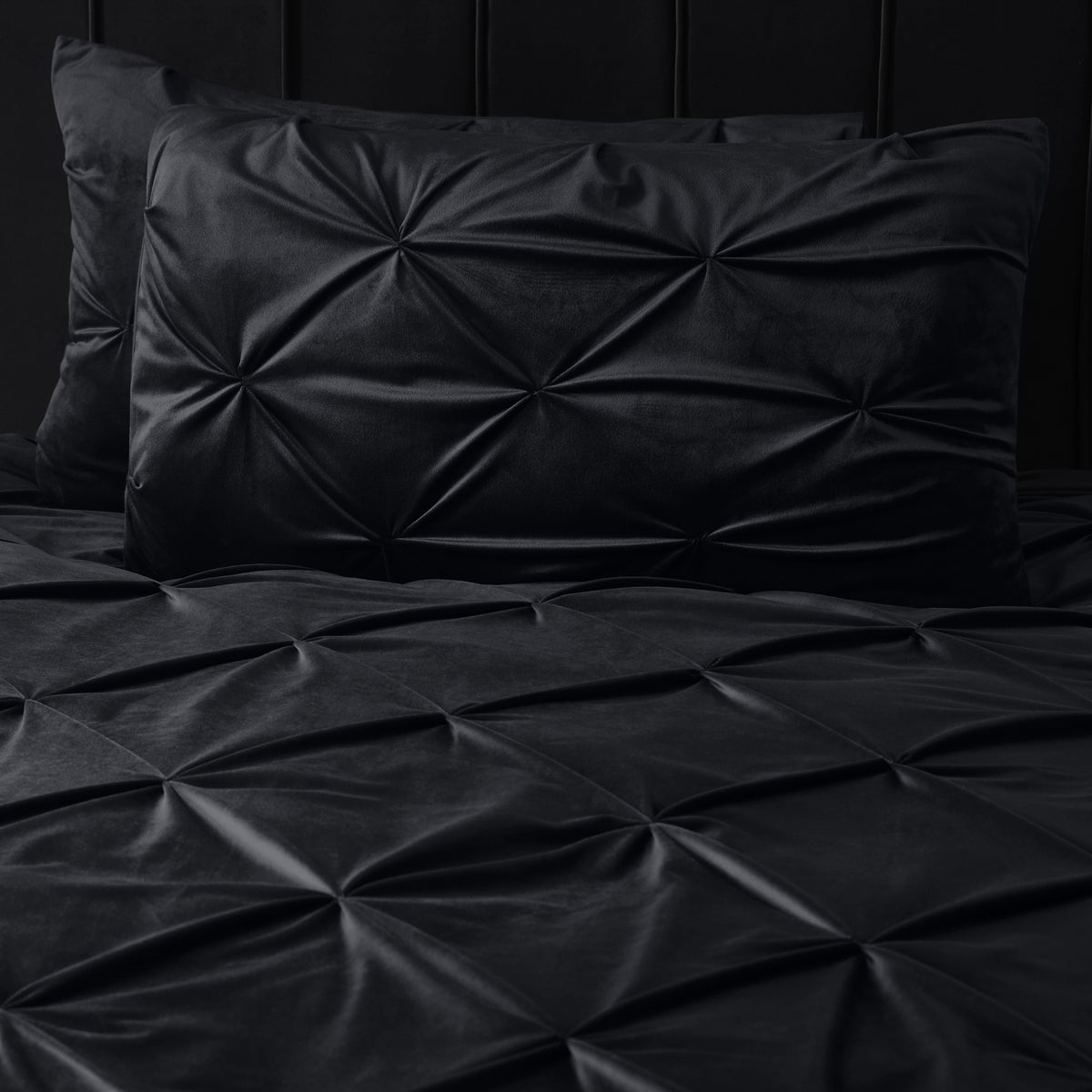 Dekbedovertrek fluweel pintuck zwart 200 x 220 cm, met 2 kussenslopen 60 x 70 cm voor de slaapkamer
