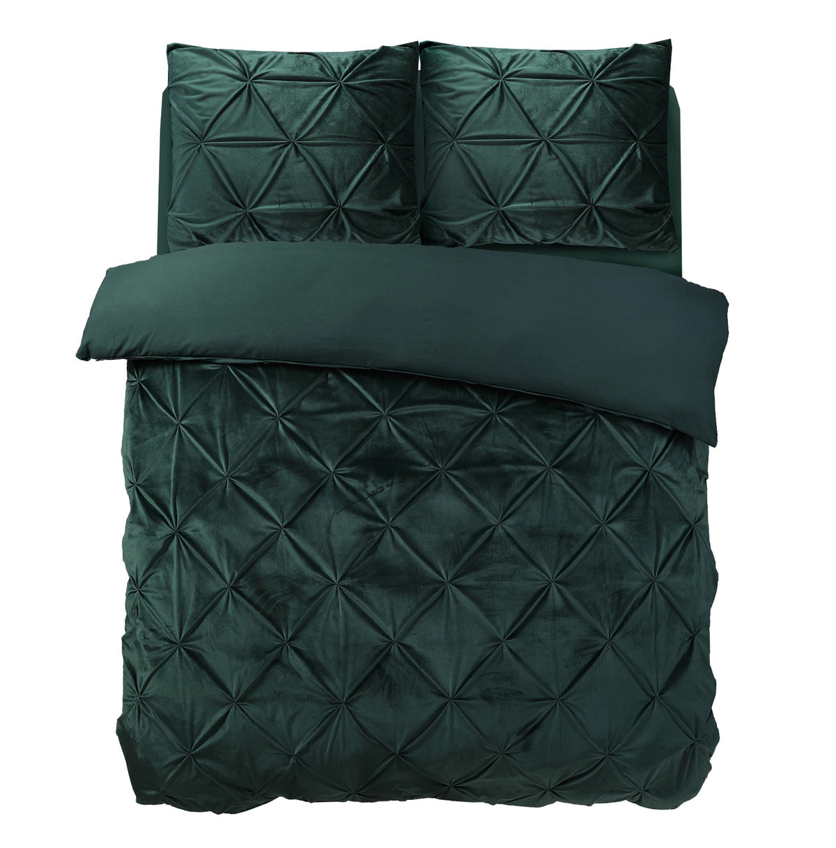 Groen fluwelen dekbedovertrek met diamant pintuck-stiksels en twee bijpassende kussens op een bed