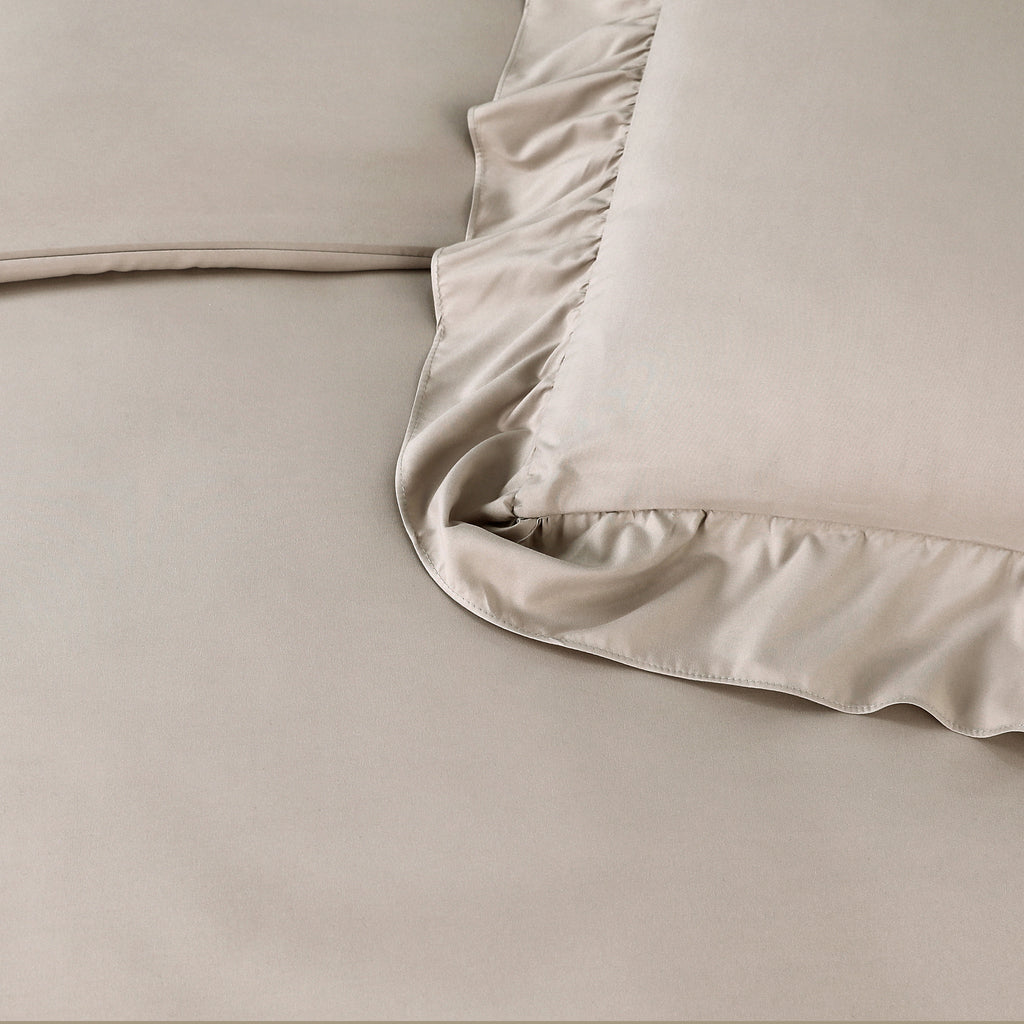 Dekbedovertrek microvezel taupe met ruches 140 x 220 cm, met 2 kussenslopen 60 x 70 cm