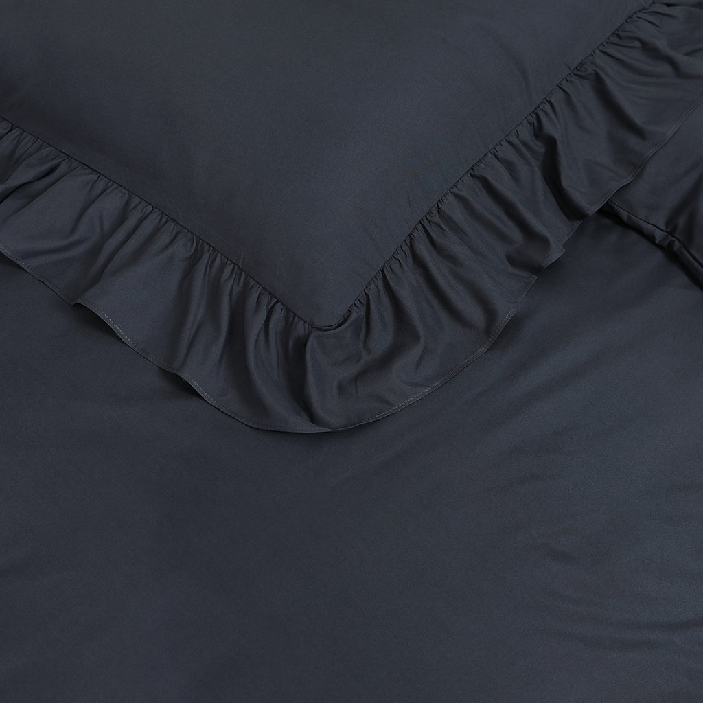 Dekbedovertrek microvezel ruffles antraciet 240 x 220 cm, met 2 kussenslopen 60 x 70 cm