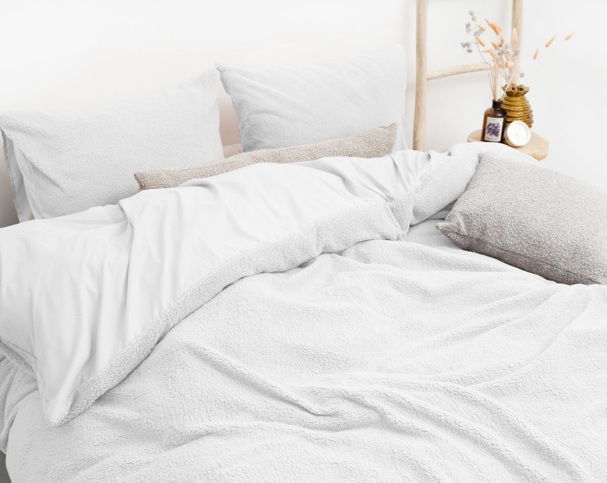 Dekbedovertrek teddy polyester met katoenen onderzijde wit 240 x 220 cm, met kussenslopen