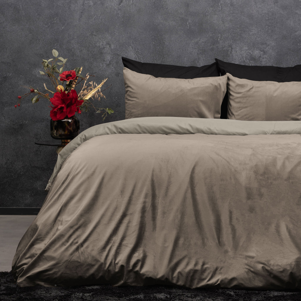 Dekbedovertrek fluweel effen taupe/grijs 200 x 220 cm, met 2 kussenslopen 60 x 70 cm