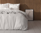 Dekbedovertrek microvezel wit met tekst Namastay 240 x 220 cm, met 2 kussenslopen 60 x 70 cm