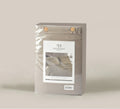 Taupe dekbedovertrek met hotelstreep, verpakt in doorzichtige hoes met twee houten knopen en productkaart