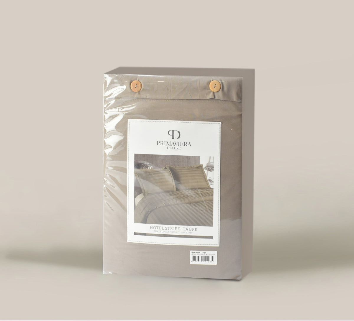 Taupe dekbedovertrek met hotelstreep, verpakt in doorzichtige hoes met twee houten knopen en productkaart