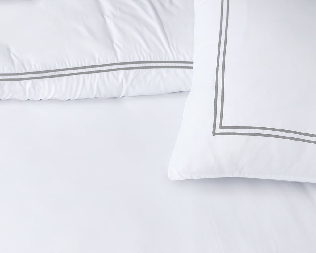 Dekbedovertrek Brata katoen percale wit met grijze rand, 140 x 200/260 cm, kussenslopen met hotelsluiting