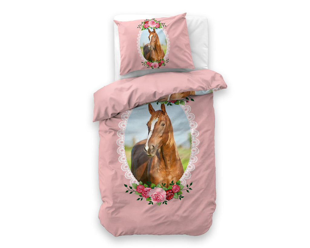 Roze dekbedovertrek met kussensloop en print van een bruin paard in een kanten lijst met rozen