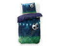 Dekbedovertrek met voetbalprint, bal en spelersilhouet in blauw en groen, met kussensloop en effen blauwe achterzijde