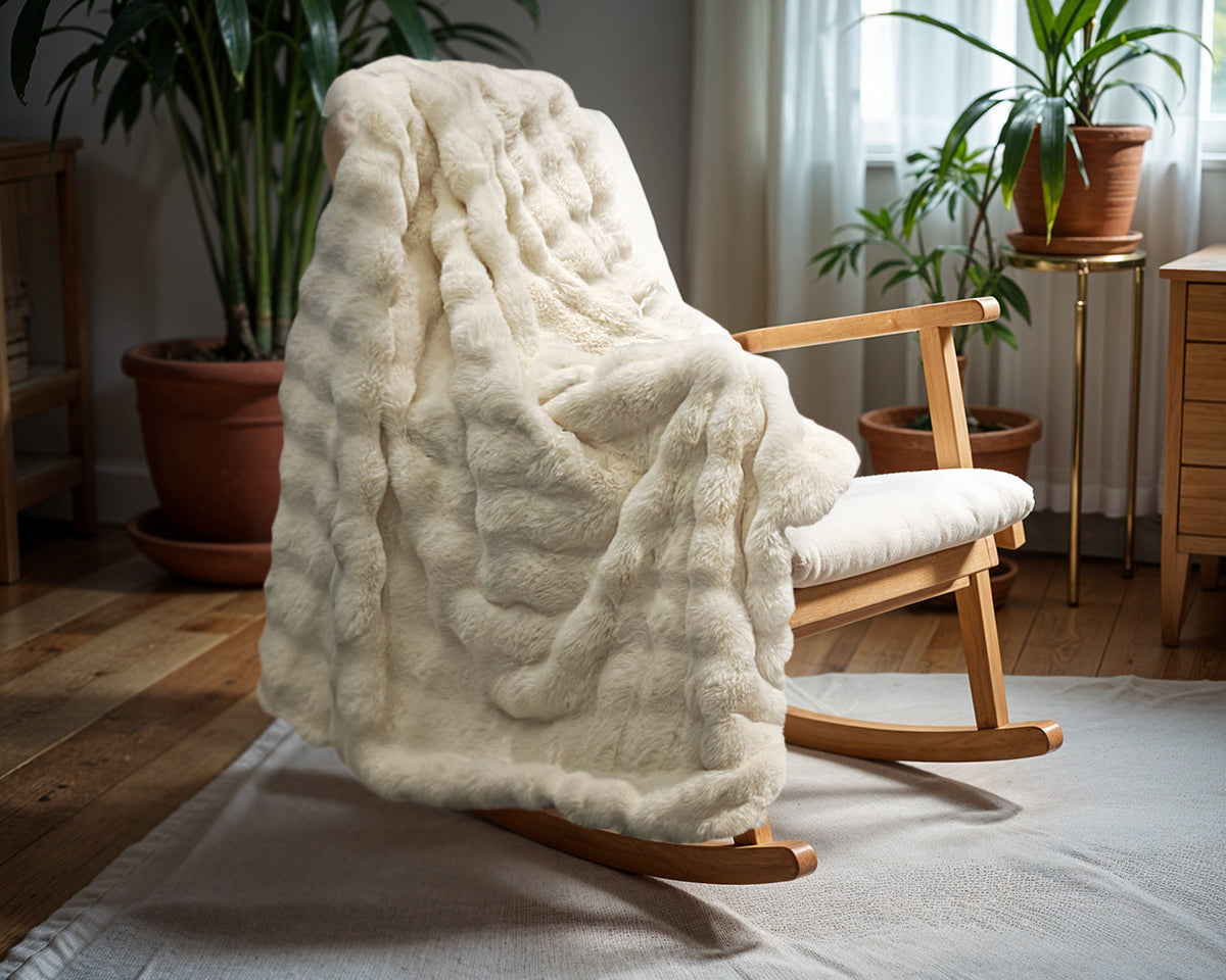 Plaid imitatie konijnenbont beige Pom, met micromink velvet onderzijde 150 x 200 cm