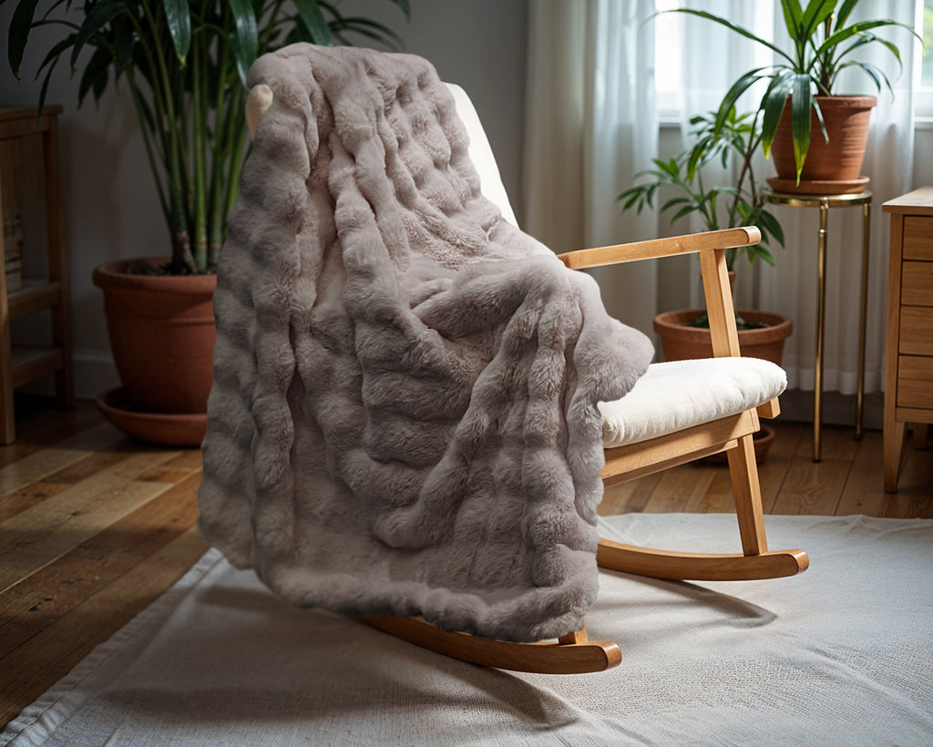 Plaid imitatie konijnenbont Pom taupe 150 x 200 cm, met micromink velvet onderzijde