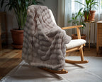Plaid imitatie konijnenbont Pom taupe 150 x 200 cm, met micromink velvet onderzijde
