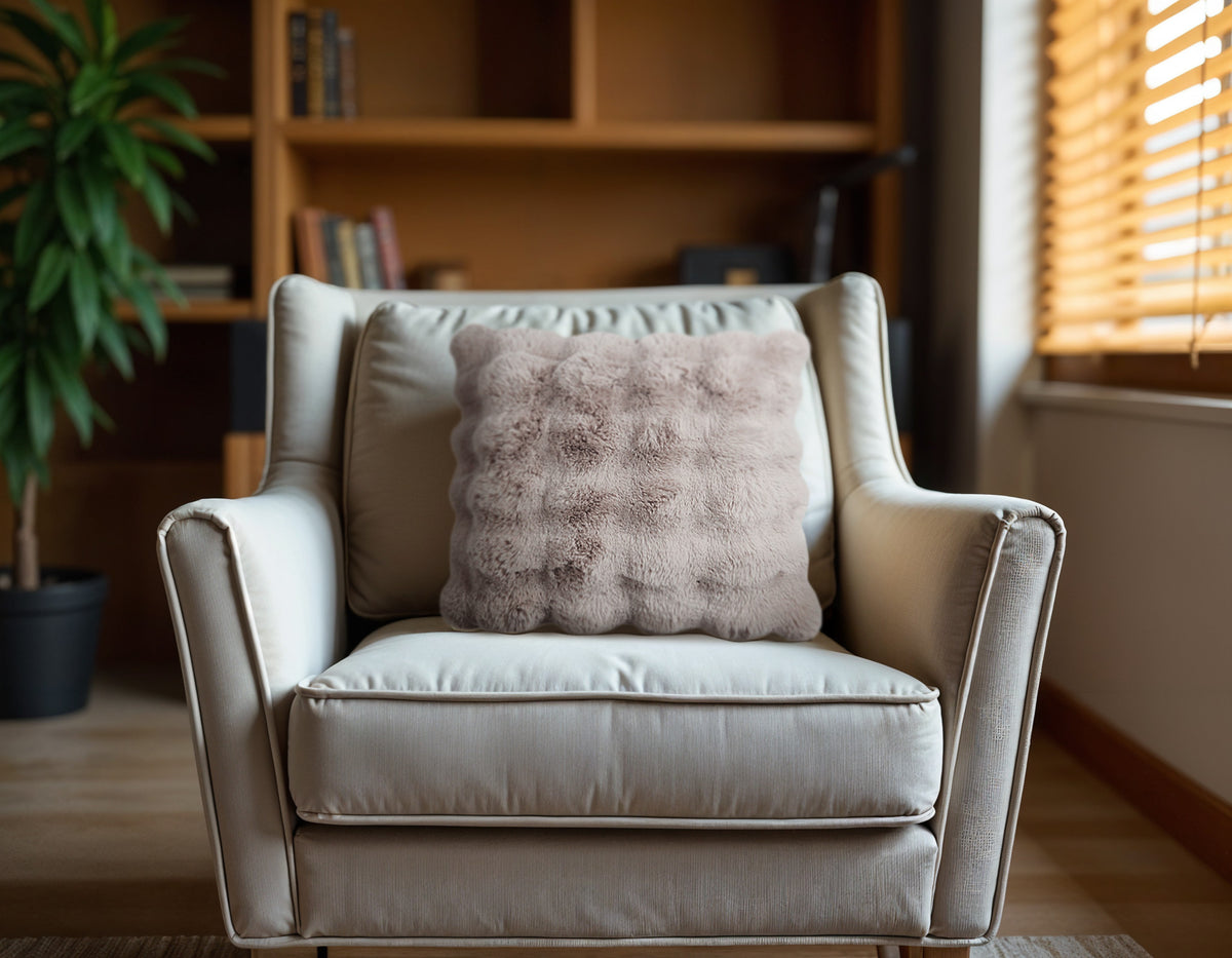Sierkussen imitatie konijnenbont Pom taupe 50 x 50 cm, voor bank en bed