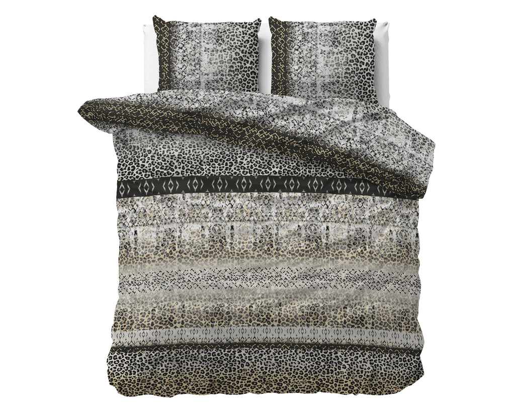Opgemaakt bed met grijs dekbedovertrek met dierenprint en banden in zwart en beige, plus twee bijpassende kussens