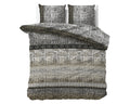 Opgemaakt bed met grijs dekbedovertrek met dierenprint en banden in zwart en beige, plus twee bijpassende kussens