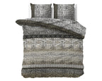 Opgemaakt bed met grijs dekbedovertrek met dierenprint en banden in zwart en beige, plus twee bijpassende kussens