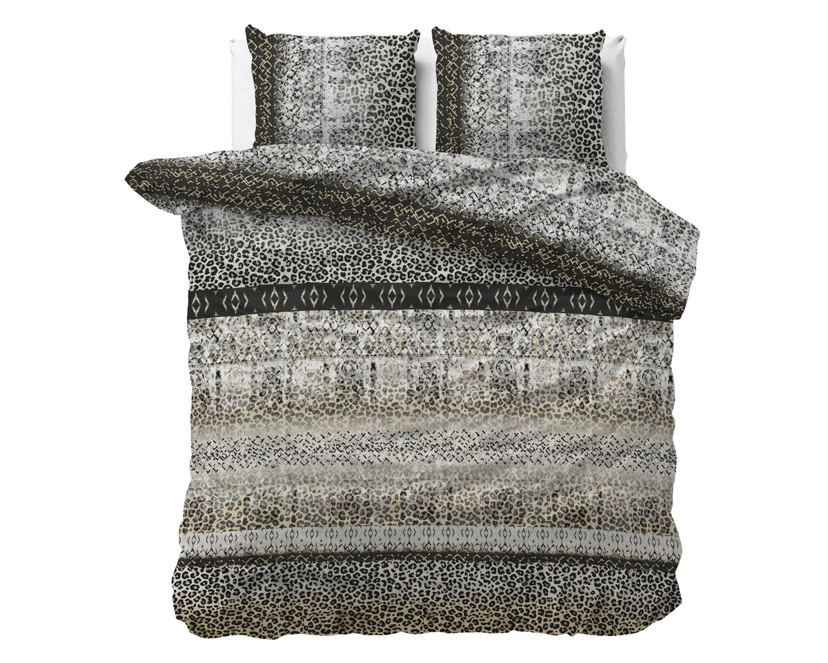 Opgemaakt bed met grijs dekbedovertrek met dierenprint en banden in zwart en beige, plus twee bijpassende kussens