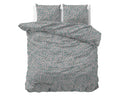 Bed met dekbedovertrek en twee kussens in roze met groene panterprint