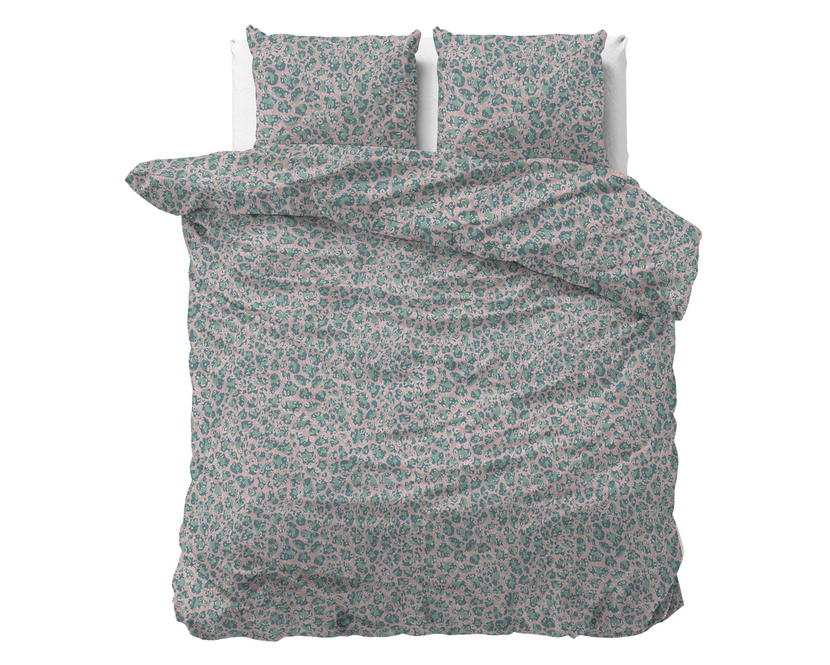Bed met dekbedovertrek en twee kussens in roze met groene panterprint