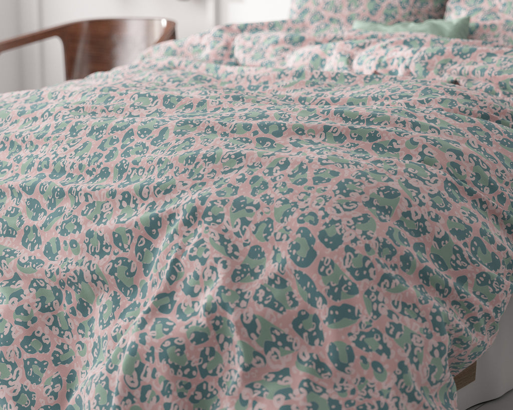 Dekbedovertrek microvezel Camalia panterprint roze en groen 200 x 220 cm, met 2 kussenslopen