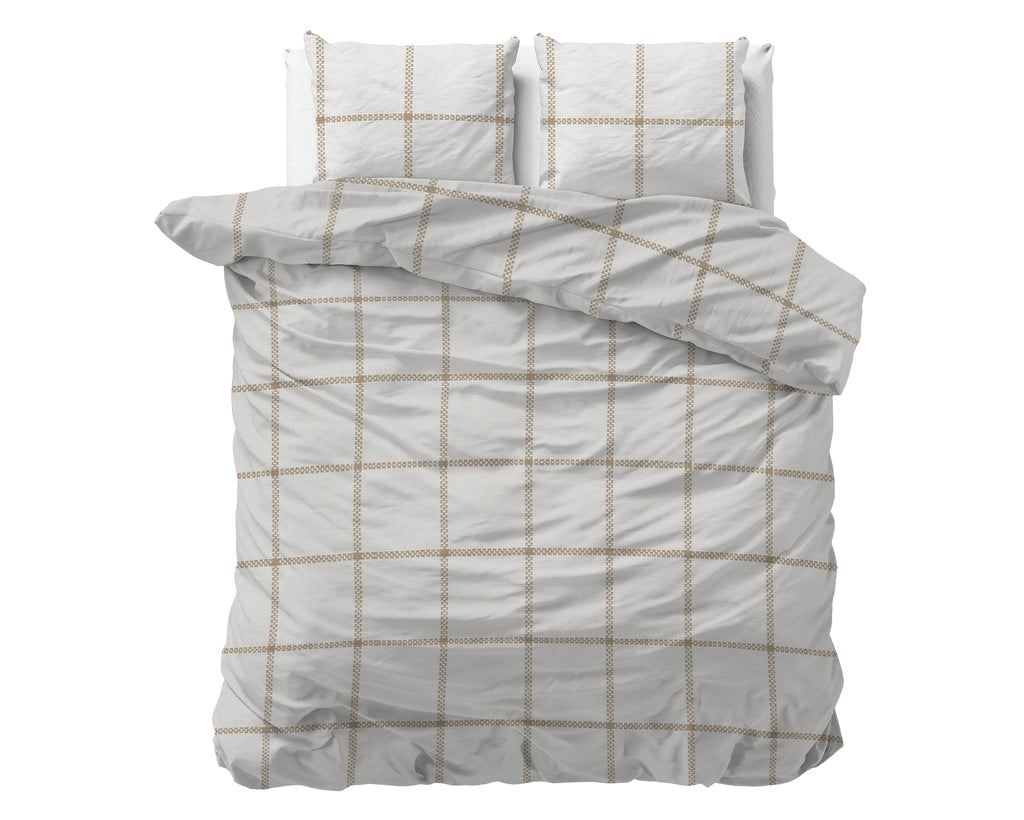 Wit dekbedovertrek Vasco met beige ruitpatroon op een bed, met twee kussens met hetzelfde dessin