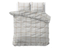 Wit dekbedovertrek Vasco met beige ruitpatroon op een bed, met twee kussens met hetzelfde dessin