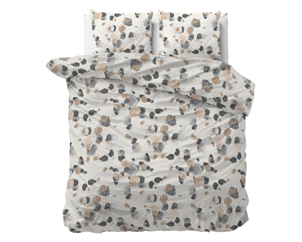 Dekbedovertrek met gestipt dessin in ecru, grijs en beige, opgemaakt op een bed met twee kussens