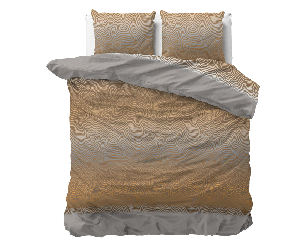 Bed met oranje en taupe dekbedovertrek met golvend lijnenpatroon, twee kussens en omgeslagen taupe achterzijde