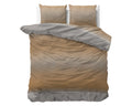Bed met oranje en taupe dekbedovertrek met golvend lijnenpatroon, twee kussens en omgeslagen taupe achterzijde