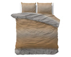 Bed met oranje en taupe dekbedovertrek met golvend lijnenpatroon, twee kussens en omgeslagen taupe achterzijde