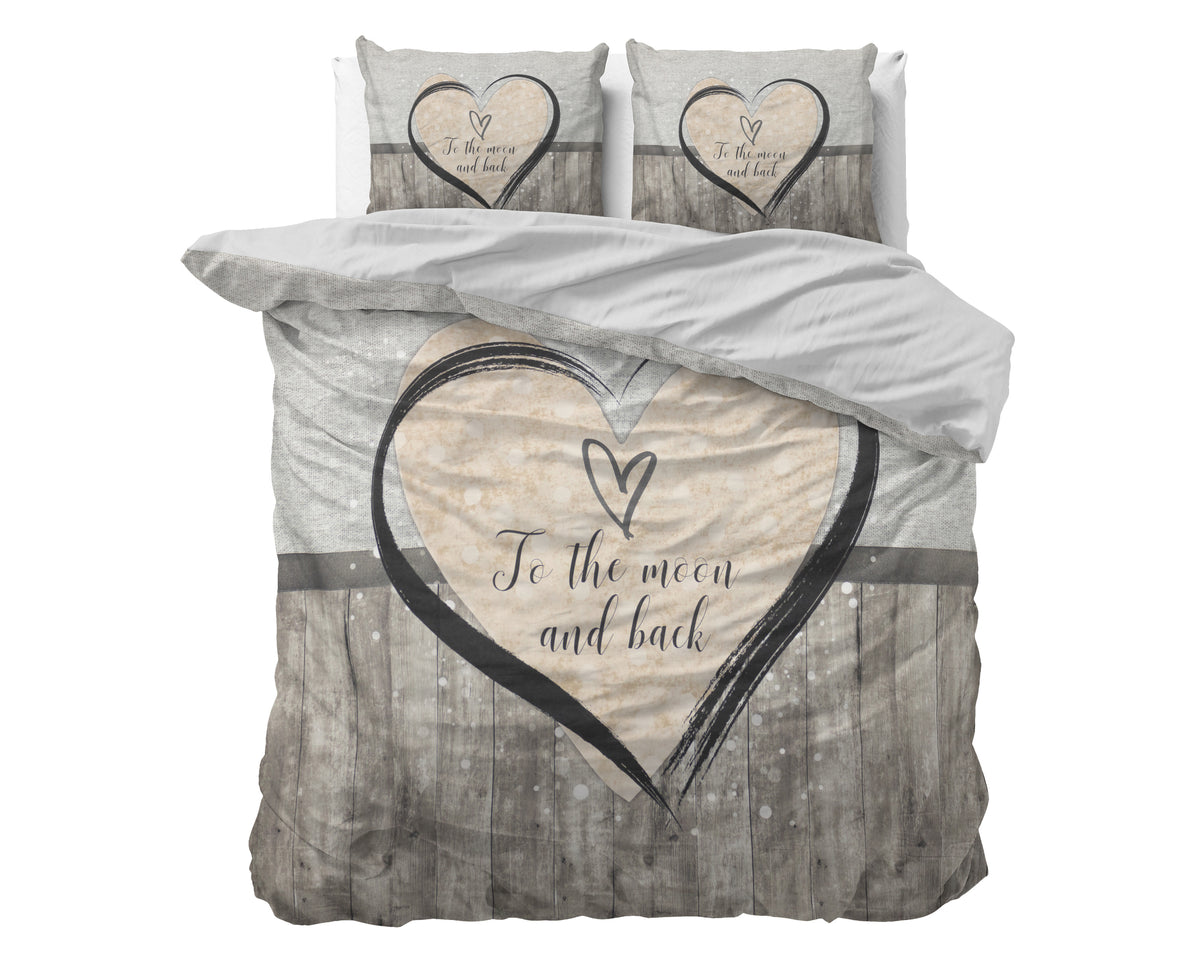 Grijs dekbedovertrek met hart, tekst To the moon and back en houtlook print, met twee kussens op een bed