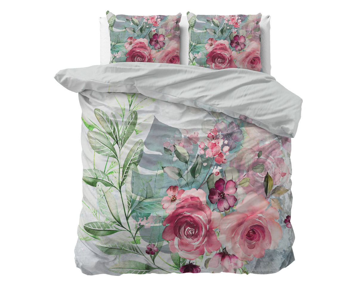 Dekbedovertrek Desire met aquarel bloemenprint van roze rozen en groene bladeren, met twee kussens op het bed