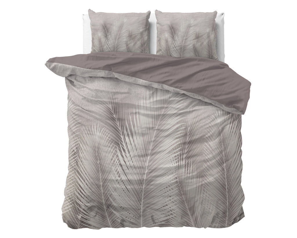 Dekbedovertrek met palmbladprint in zand en taupe, omgeslagen met effen taupe keerzijde, met twee kussens