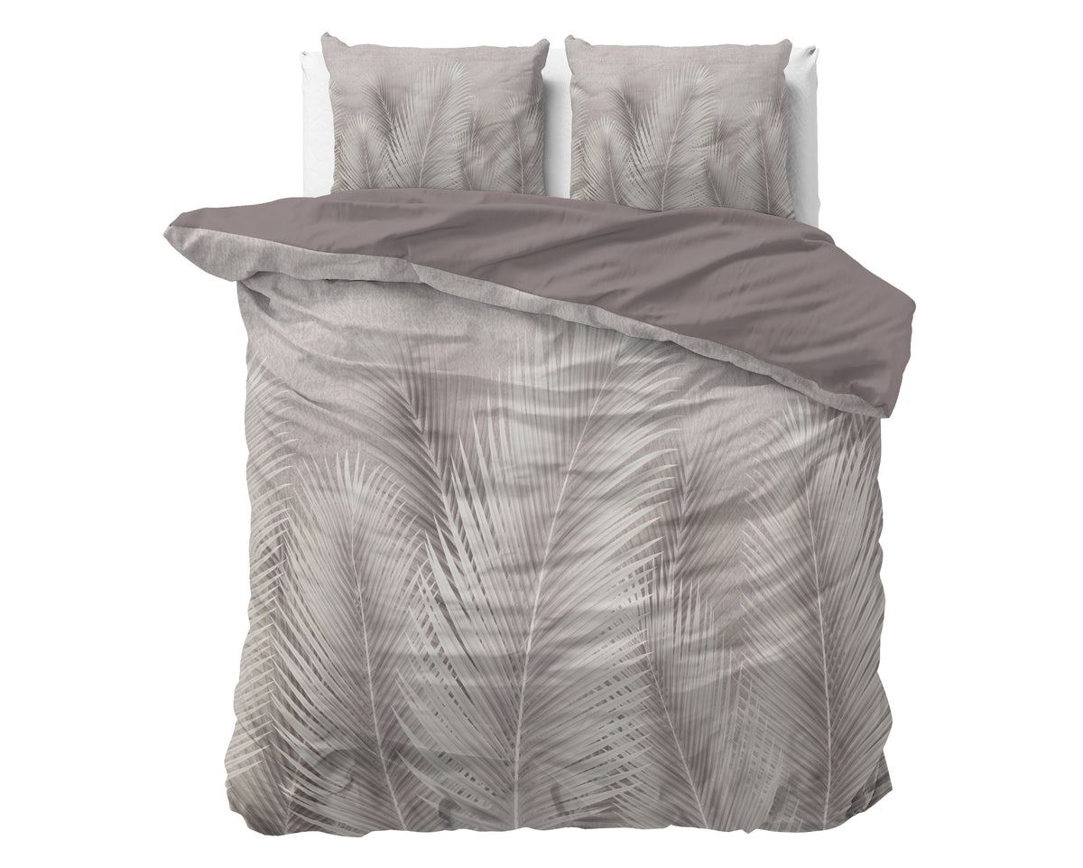 Dekbedovertrek met palmbladprint in zand en taupe, omgeslagen met effen taupe keerzijde, met twee kussens