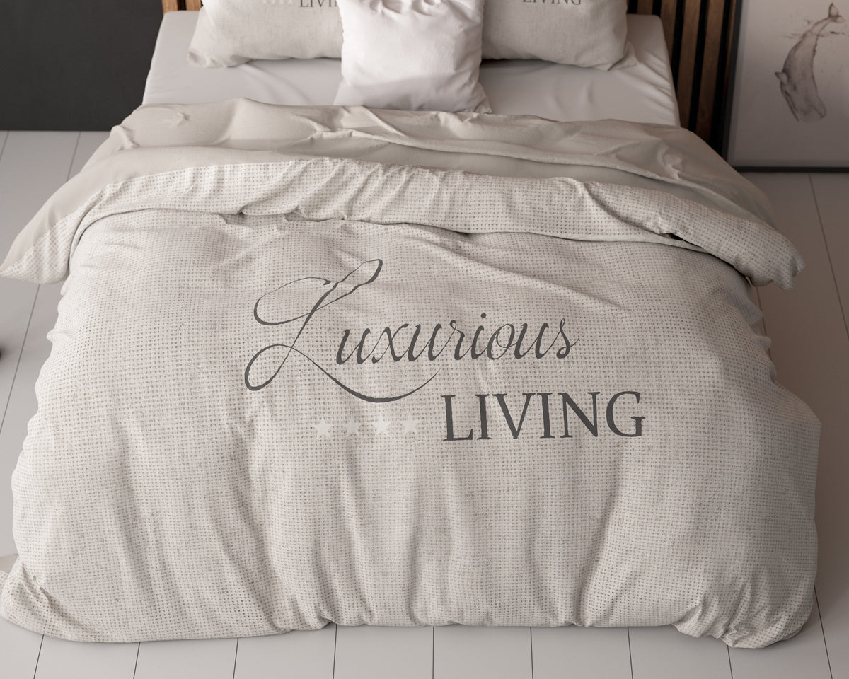Dekbedovertrek Luxueus Wonen zand 240 x 200/220 cm, met tekstprint Luxurious Living voor de slaapkamer