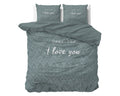 Groen dekbedovertrek met zigzagpatroon en de tekst Dear bed, I love you, met twee kussenslopen op een bed