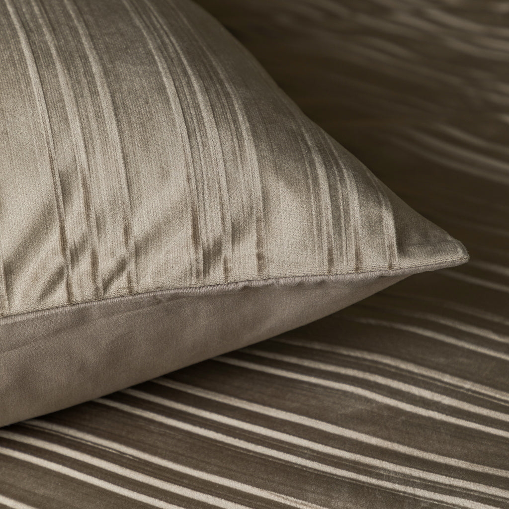Dekbedovertrek fluweel taupe effen 140 x 220 cm, met 1 kussensloop voor de slaapkamer