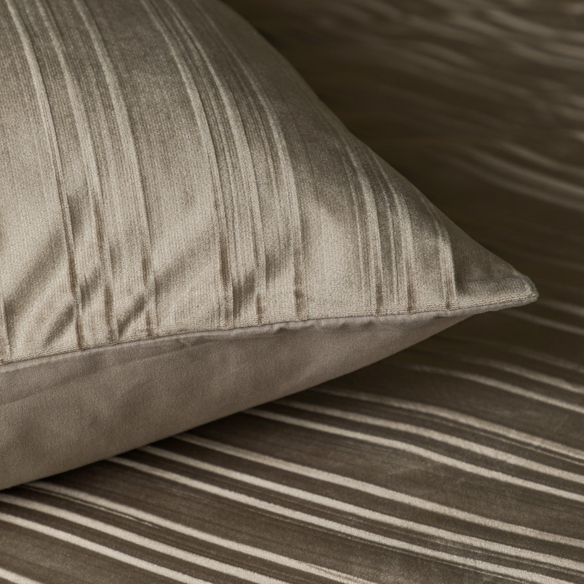 Dekbedovertrek fluweel taupe effen 140 x 220 cm, met 1 kussensloop voor de slaapkamer