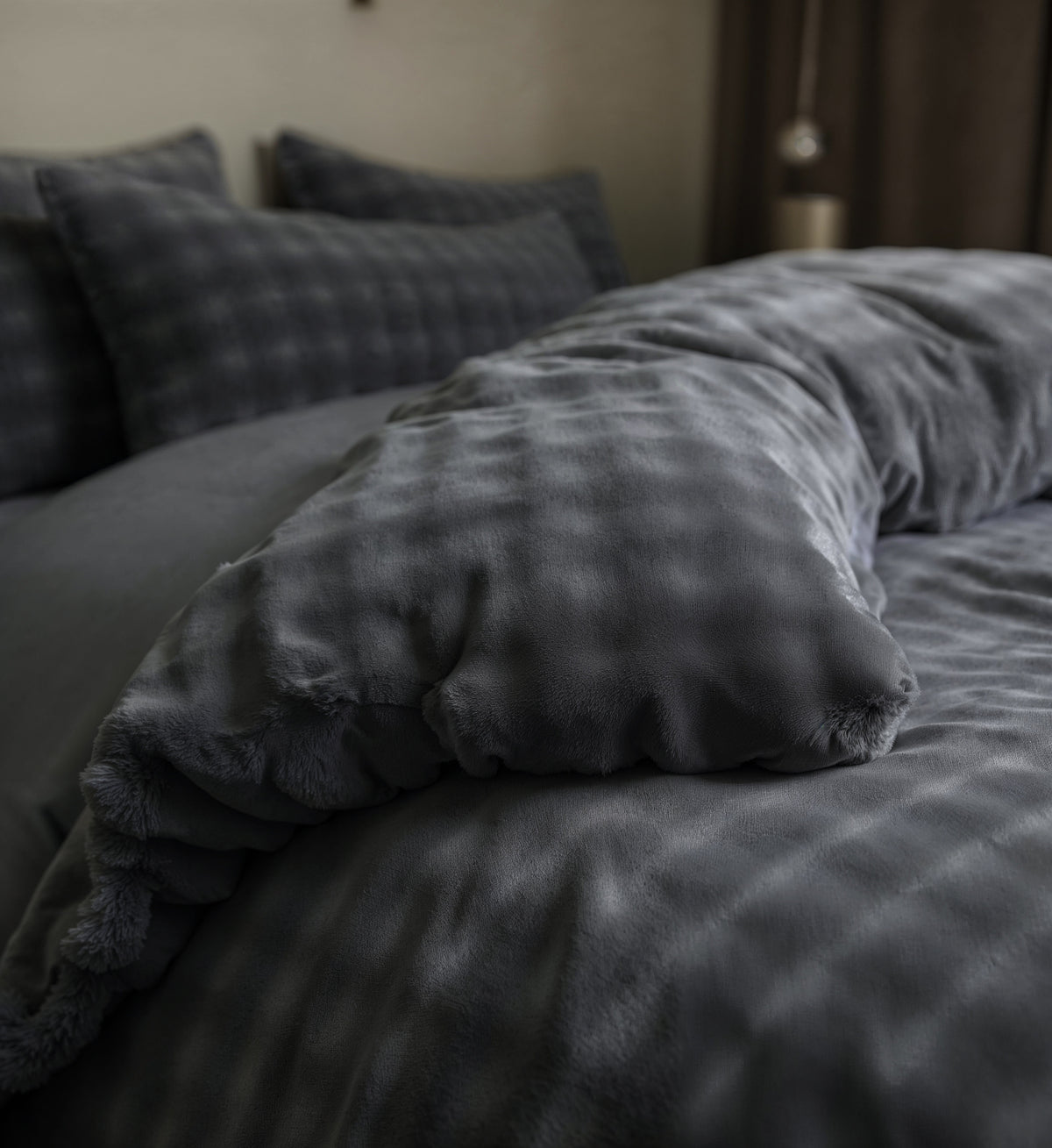 Dekbedovertrek pompom flanel fleece antraciet 140 x 220 cm, met kussenslopen voor de slaapkamer