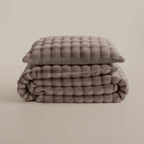 Dekbedovertrek pompon flanel fleece taupe 140 x 220 cm, met kussenslopen voor de slaapkamer